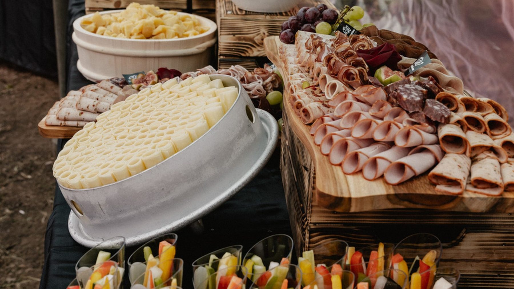 Gemischte Fleischplatte mit Trockenfleisch, Salami und Käse