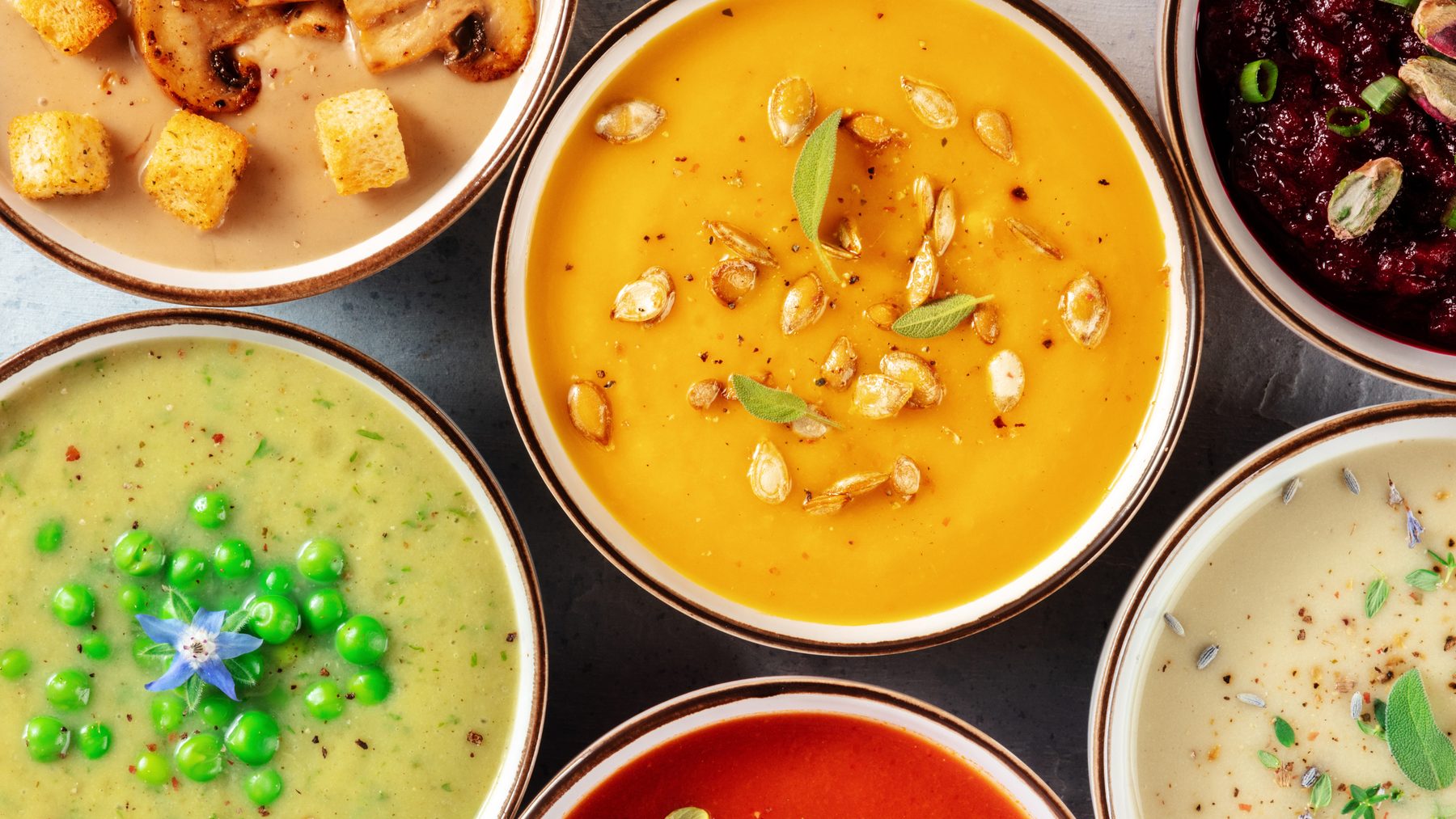 Gulaschsuppe in einer Schale, daneben frisches Brot